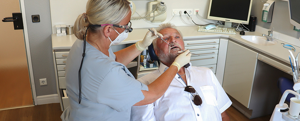 Seniorenzahnmedizin Cloppenburg: feste Zähne in jedem Alter